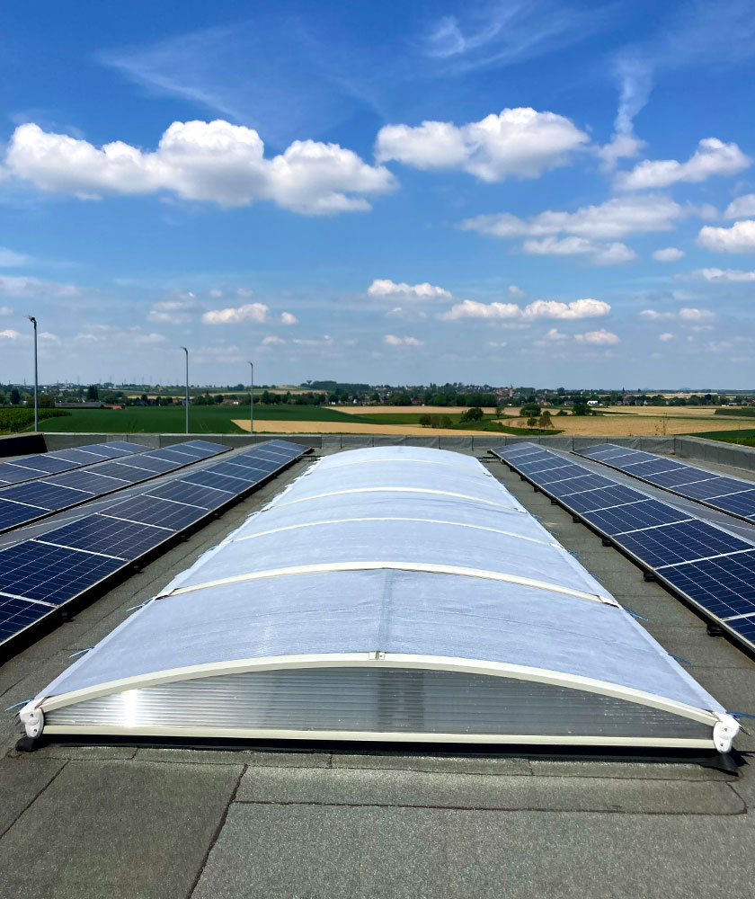 Zonwering op het dak van een fabriekshal om de warmte te verlagen