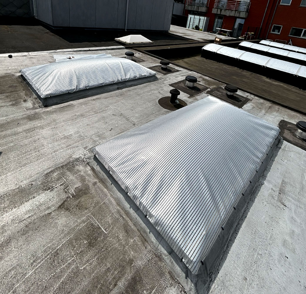 Lichtkoepel zonwering warmtewerend op een plat dak