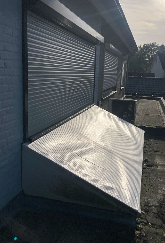 Warmteverlagende buitenzonwering op een schuin dakraam