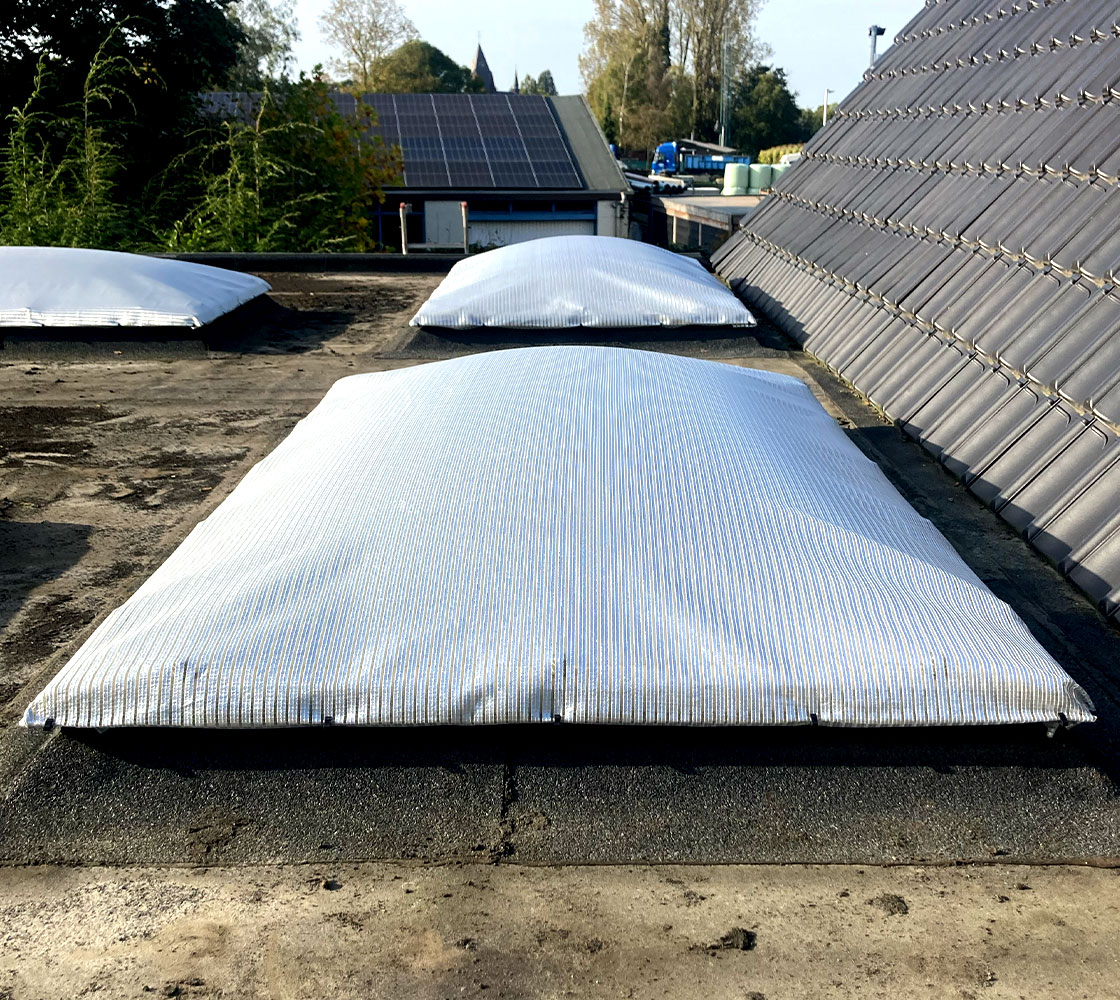Zonnescherm op een dakkoepel aan de buitenkant tegen de warmte